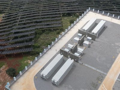 三峡能源云南宾川岩淜光伏电站储能系统成功并网 助力绿电高质量发展